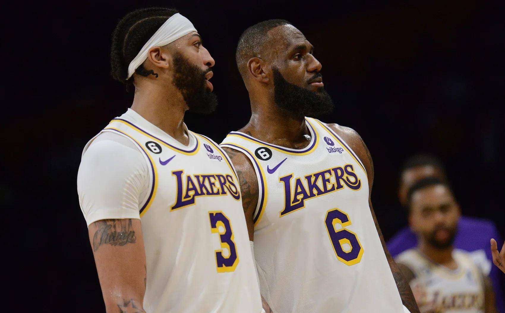 绩徘徊在附 绩徘徊在附